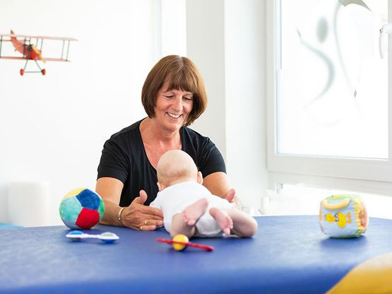 Kindertherapie nach Bobath bei Säuglingen und Jugendlichen